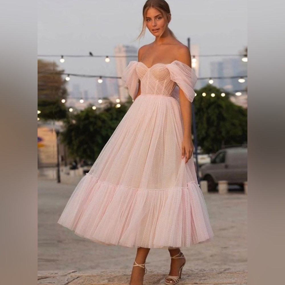 A-Line/Princess, sleeveless, white tulle dress.